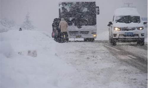 威海大雪原因_山东威海积雪淹没半个车轮